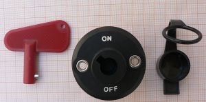 Intrerup rotativ cu cheie pentru acumulator Negru On-Off R 1 cir/2 po 100A/12Vcc -50A/24Vcc Scurt 150A/12Vcc -75A/24Vcc fi gaura 53mm, iese cheia din contact doar in pozitia inchis, capac de protectie la scoarterea cheii